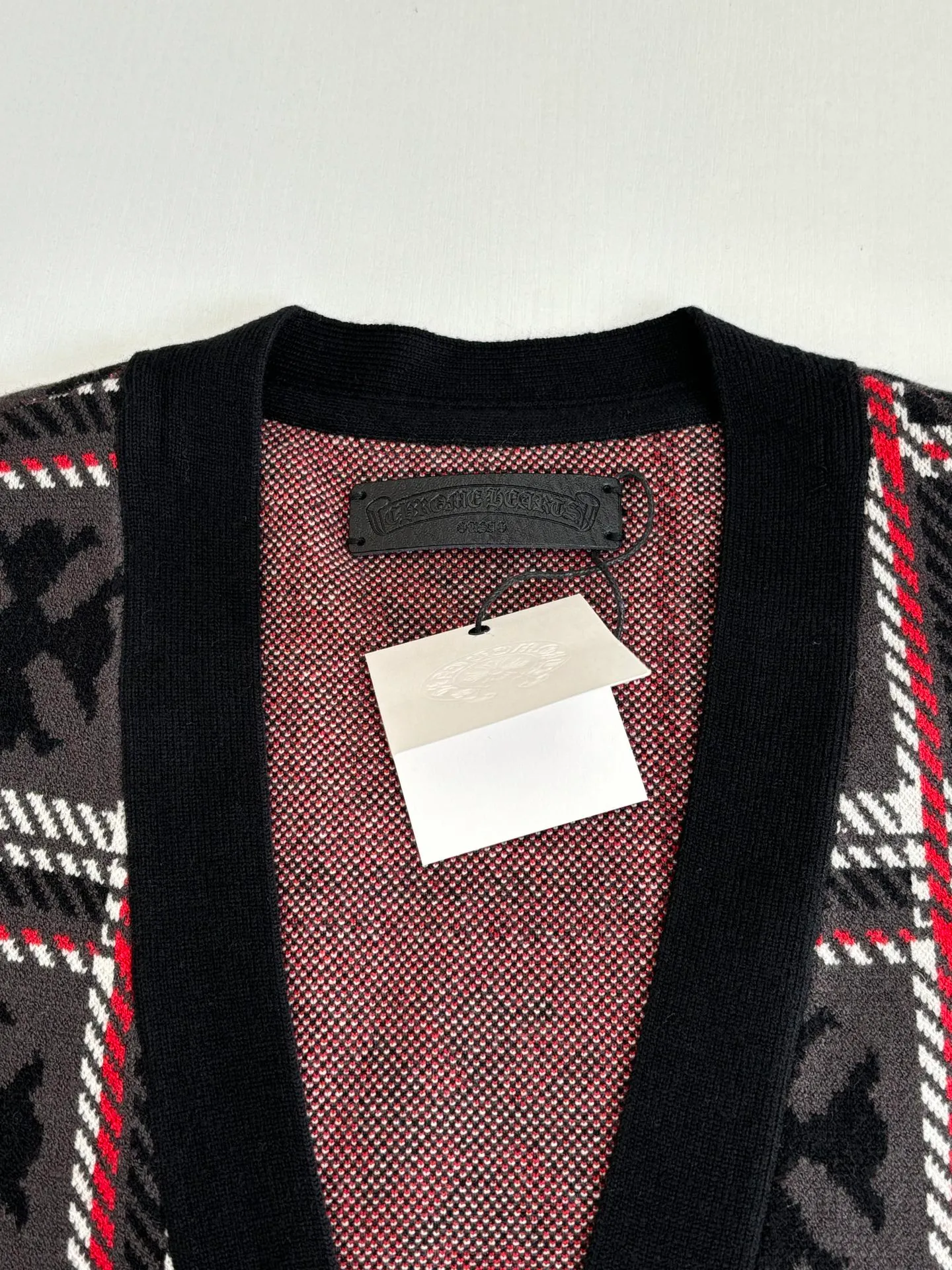 P610 Chrome Heart*/Chrome Heart 25SS cashmere plaid cardigan sweater. Knitted with Stor imported from Germany. The leather tag is cut and cut with genuine sheepskin engraving. Open-mold genuine antique silver hardware is aged and oxidized. Size: S/M/L